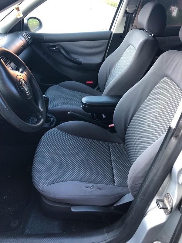 Second-hand Seat Leon 110 CP (80 kW) 2005 Gri Hatchback