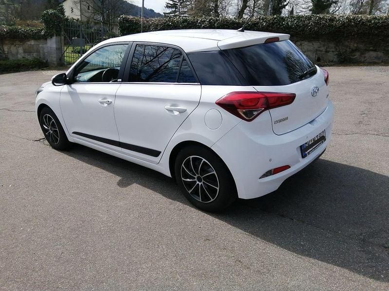 Gebraucht Hyundai i20 Passion 84 PS (61 kW) 2016 Weiß Limousine