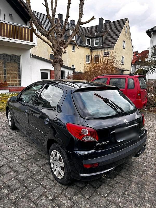 Gebraucht Peugeot 206+ 68 PS (50 kW) 2012 Schwarz Kleinwagen