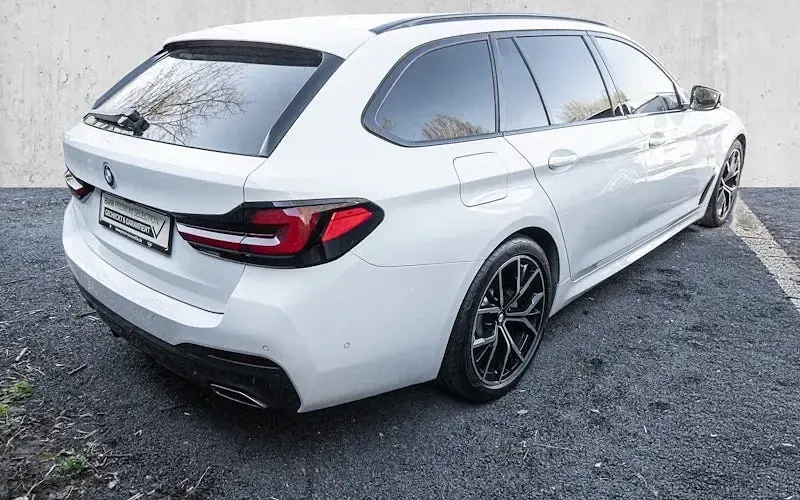 Używany BMW 520 Shadowline 197 KM (144 kW) 2023 Biały Kombi