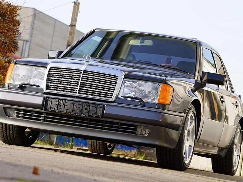 Gebraucht Mercedes E500 326 PS (239 kW) 1991 Blauschwarzmetallic Limousine