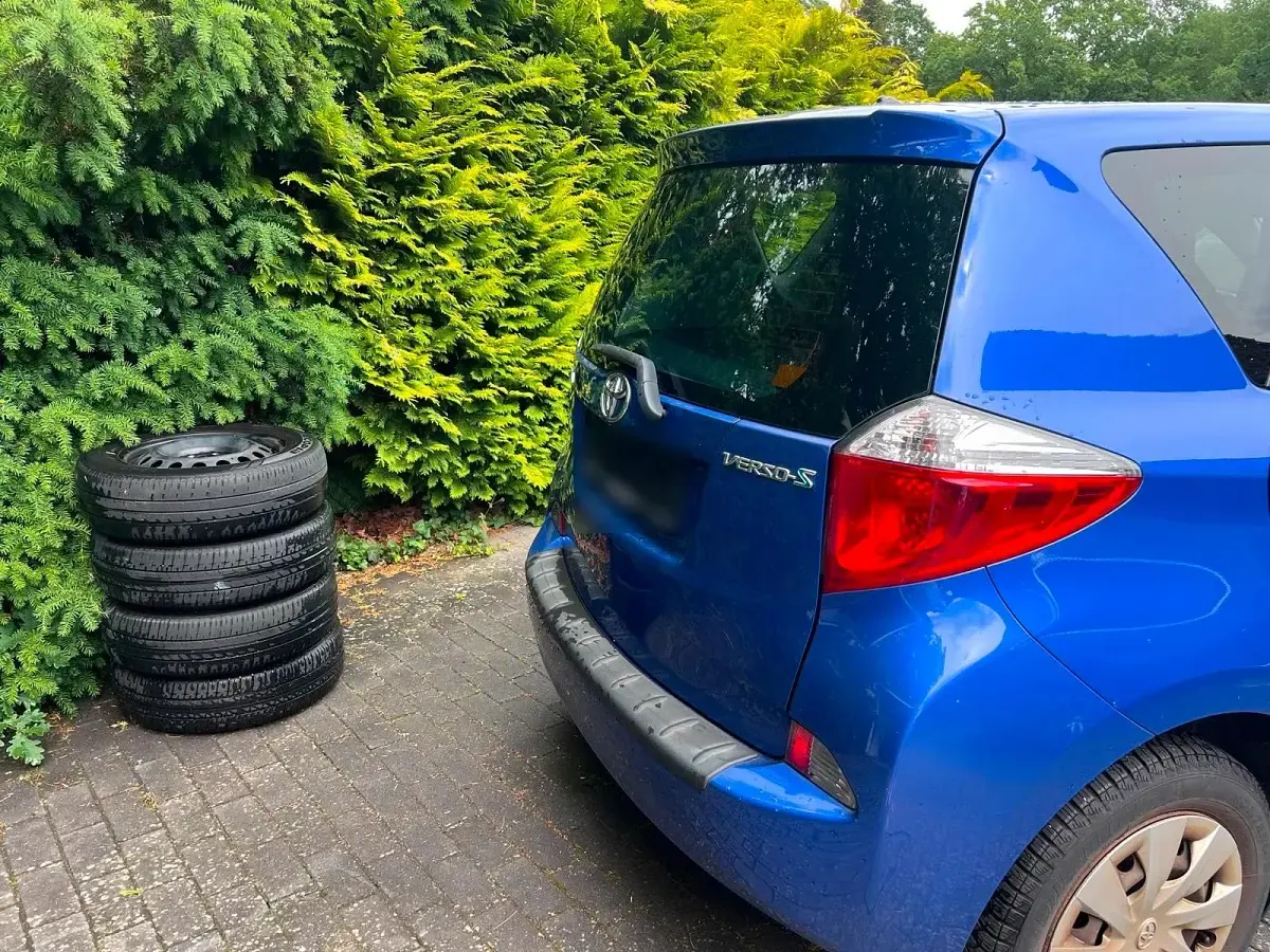 Gebraucht Toyota Verso-S 99 PS (72 kW) 2013 Blau Van / Kleinbus