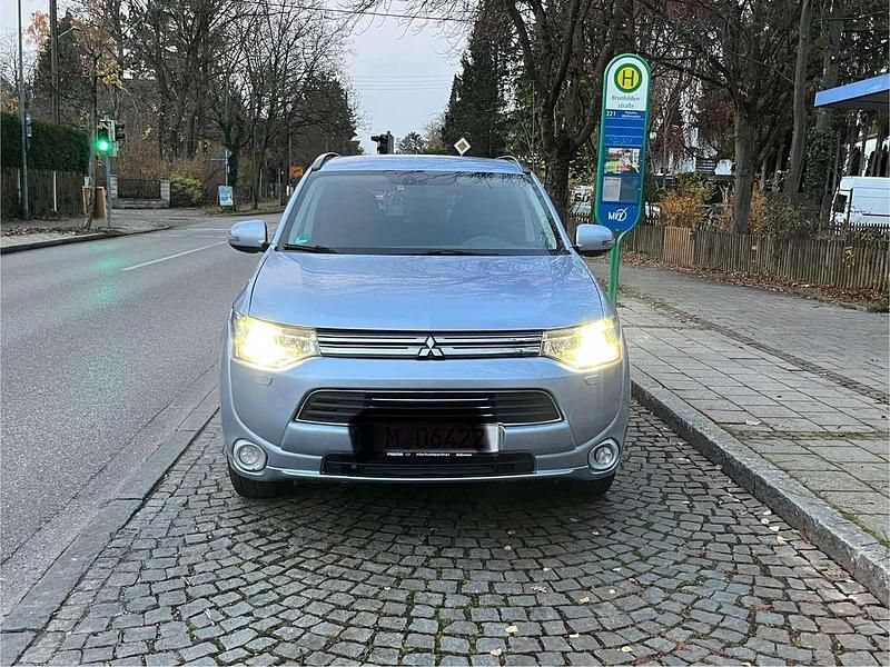 Blau Gebraucht 2014 Mitsubishi Outlander P-HEV Plus SUV | 9.999 € (Superpreis) - Bild 1/4
