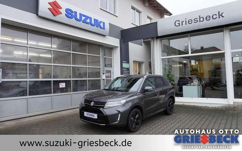 Titan dark grey pearl metallic Gebraucht 2024 Suzuki Vitara Comfort+ SUV | 27.540 € (Teuer) - Bild 1/4