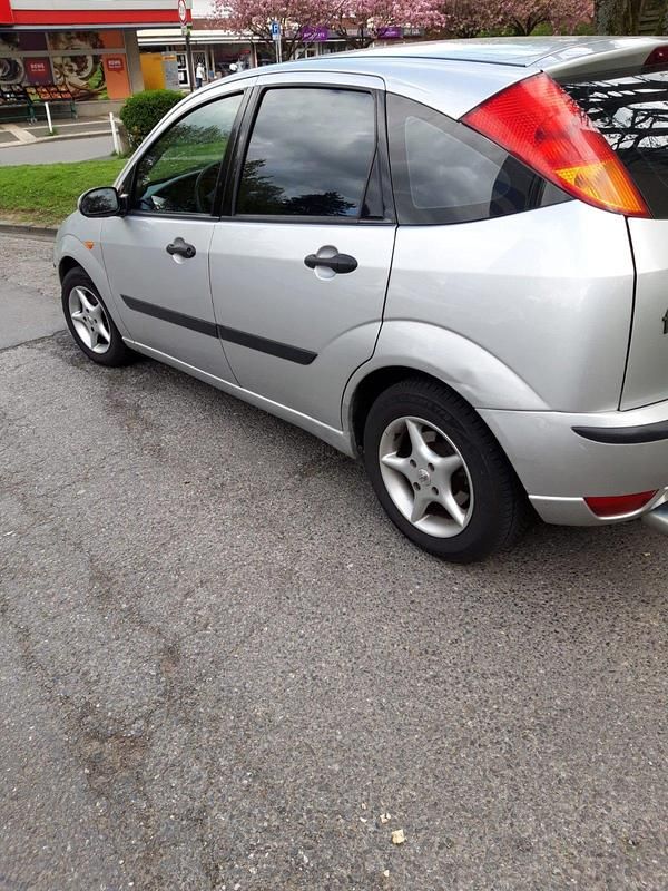 Usata Ford Focus 101 CV (74 kW) 2004 Argento Berlina