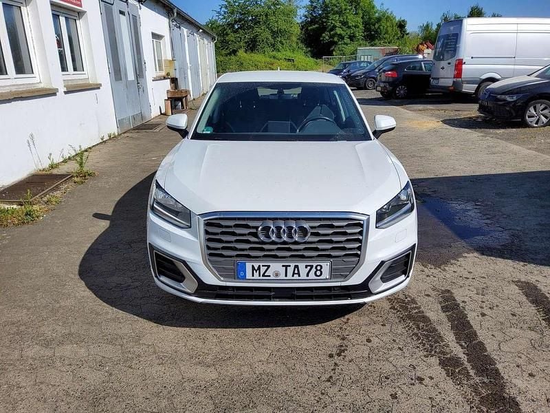 Gletscherweiß metallic Gebraucht 2017 Audi Q2 Sport SUV | 16.750 € (Superpreis) - Bild 1/4
