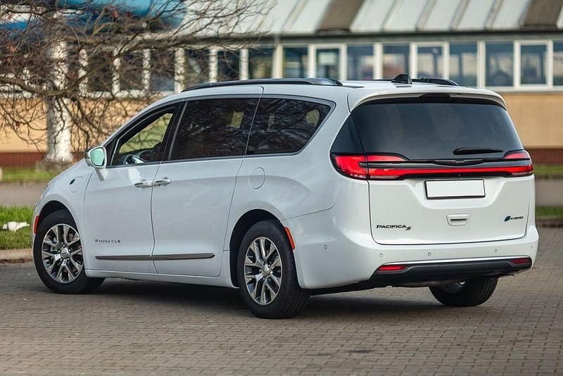 Second-hand Chrysler Pacifica 260 CP (191 kW) 2024 Alb Monovolum
