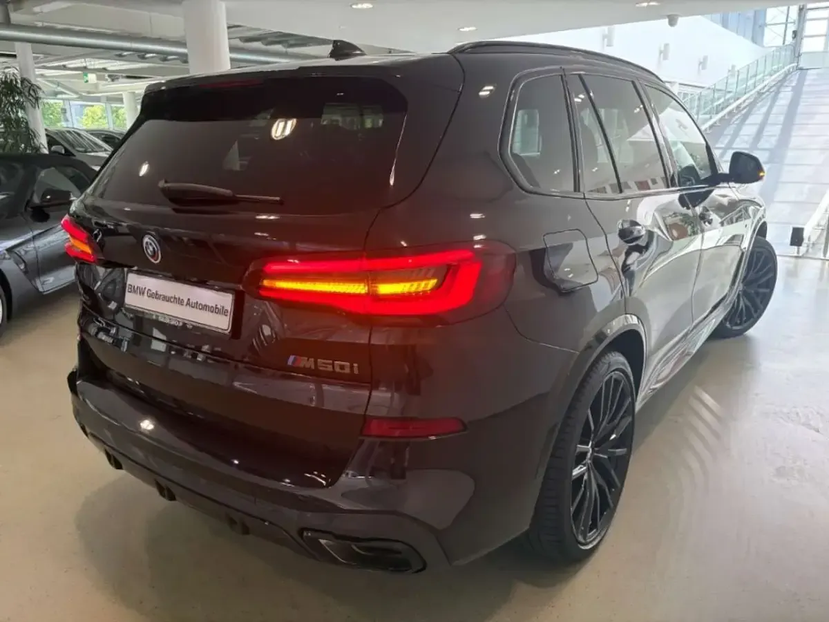 Gebraucht BMW X5 M Sport 530 PS (389 kW) 2023 Black sapphire metallic SUV