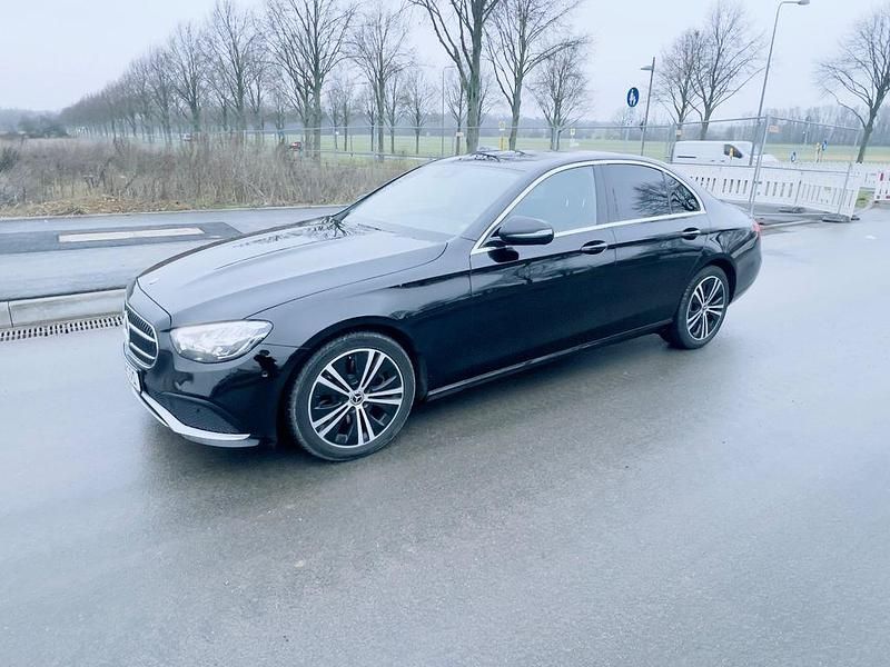 Schwarz Gebraucht 2022 Mercedes E220 Limousine | 18.500 € (Etwas zu teuer) - Bild 1/4