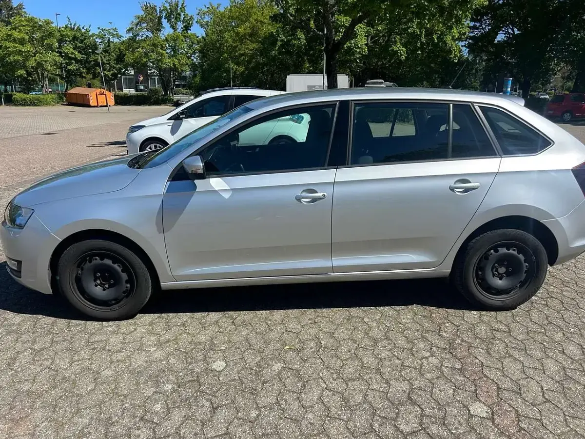 Gebraucht Skoda Rapid Active 95 PS (69 kW) 2019 Silber Kleinwagen