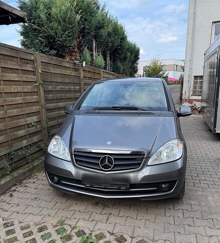 Grau Gebraucht 2009 Mercedes A180 Kleinwagen | 1.100 € (Guter Preis) - Bild 1/4