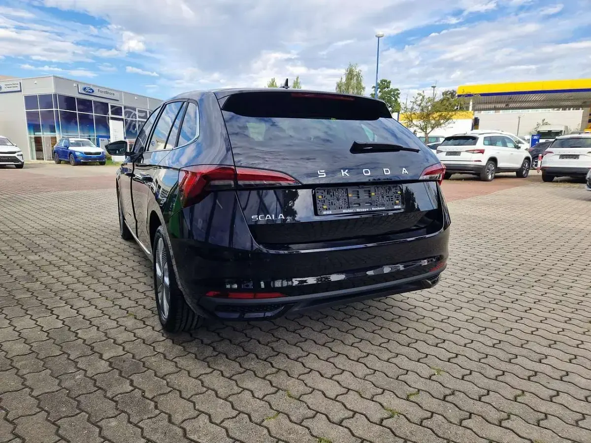 Neu Skoda Scala 150 PS (110 kW) 2025 Schwarzmagic perleffekt Kleinwagen