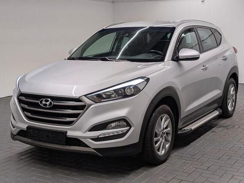 Gebraucht Hyundai Tucson Intro Edition 177 PS (130 kW) 2016 Platinumsilbermet. SUV
