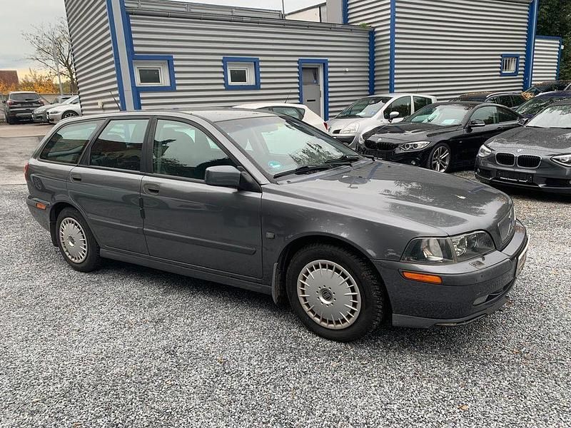 Grau Gebraucht 2002 Volvo V40 Kombi | 1.200 € (Guter Preis) - Bild 1/4