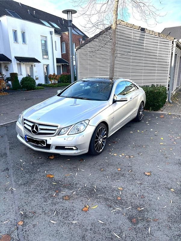 Silber Gebraucht 2010 Mercedes E350 Coupé | 12.499 € (Fairer Preis) - Bild 1/4