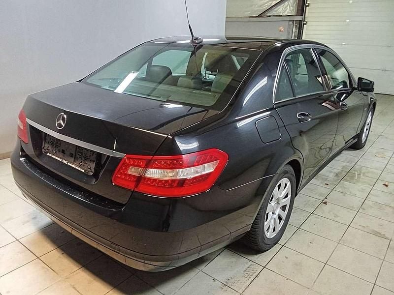 Gebraucht Mercedes E200 163 PS (119 kW) 2011 Schwarz/baltic black Limousine