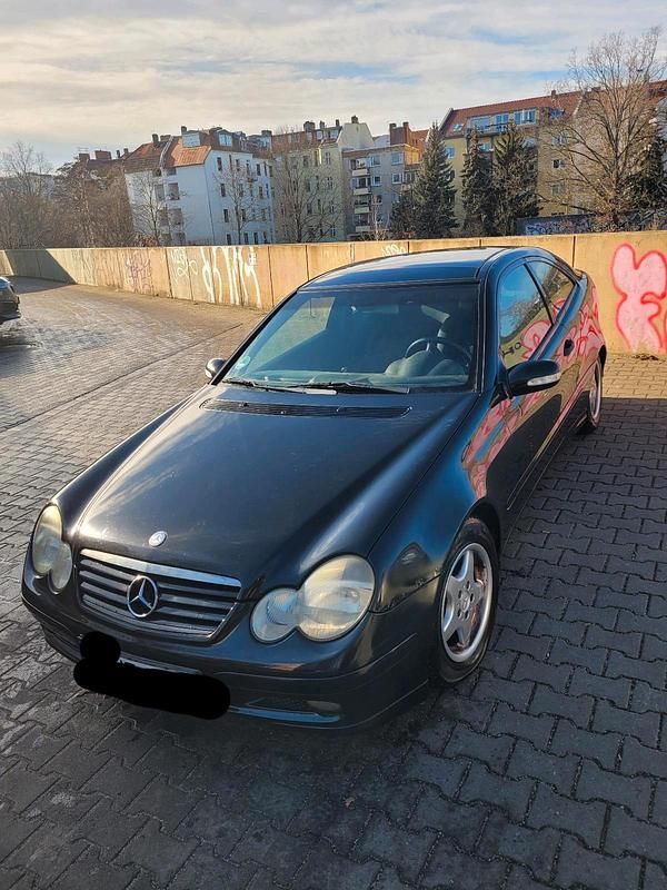 Schwarz Gebraucht 2002 Mercedes C180 Coupé | 900 € (Superpreis) - Bild 1/4