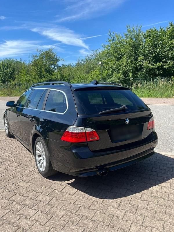Schwarz Gebraucht 2009 BMW 520 Kombi | 3.999 € (Fairer Preis) - Bild 1/4