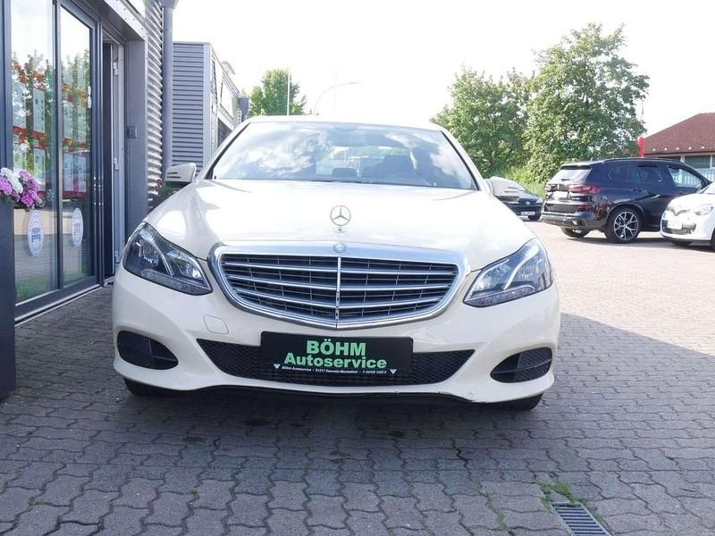 Gebraucht Mercedes E200 136 PS (100 kW) 2015 Hellelfenbein Limousine