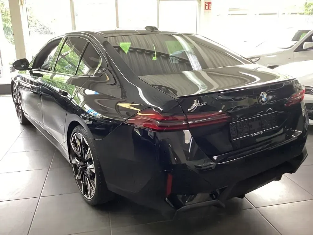 Gebraucht BMW 540 Performance 303 PS (222 kW) 2025 Saphirschwarz Limousine