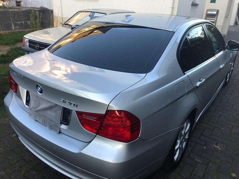 Gebraucht BMW 320 170 PS (125 kW) 2009 Silber Limousine