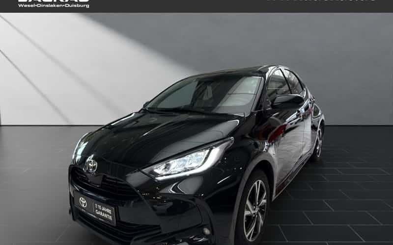 Schwarz Neu 2025 Toyota Yaris Hybrid Limousine | 24.990 € (Fairer Preis) - Bild 1/4