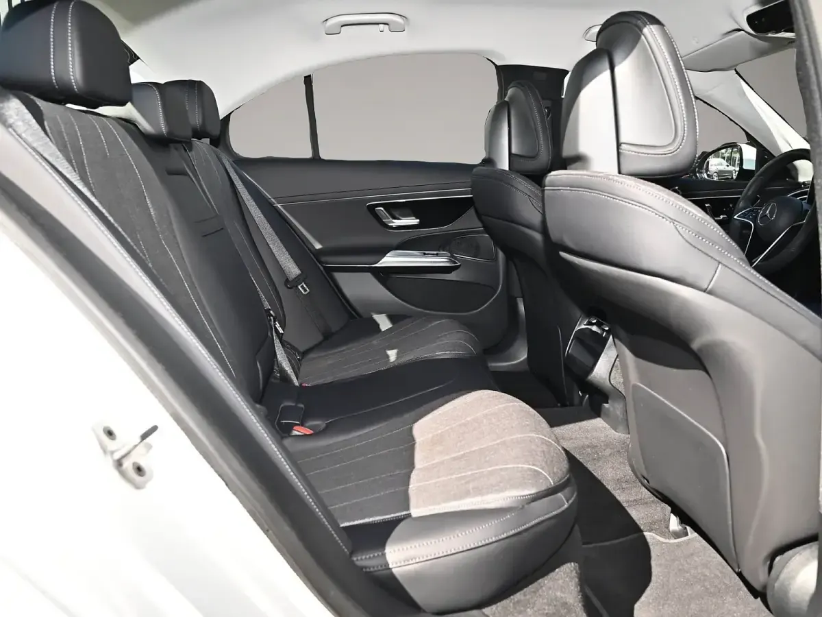 Gebraucht Mercedes E300 204 PS (150 kW) 2025 Weiß Limousine