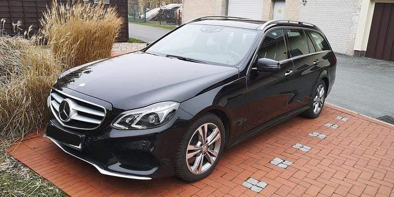 Schwarz Gebraucht 2016 Mercedes E350 AMG line Kombi | 21.000 € (Teuer) - Bild 1/4
