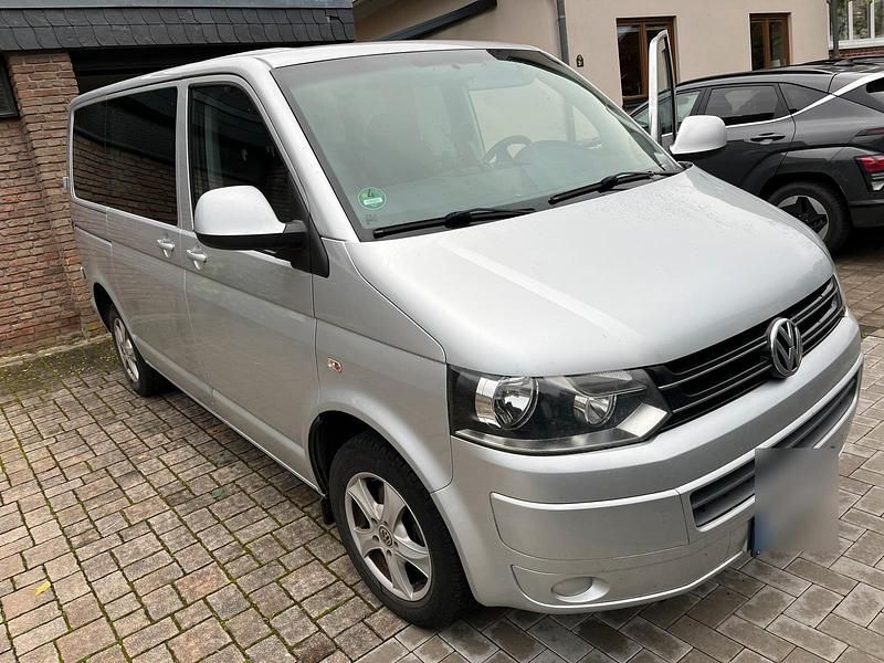 Grau Gebraucht 2010 VW Caravelle Van / Kleinbus | 15.000 € - Bild 1/4