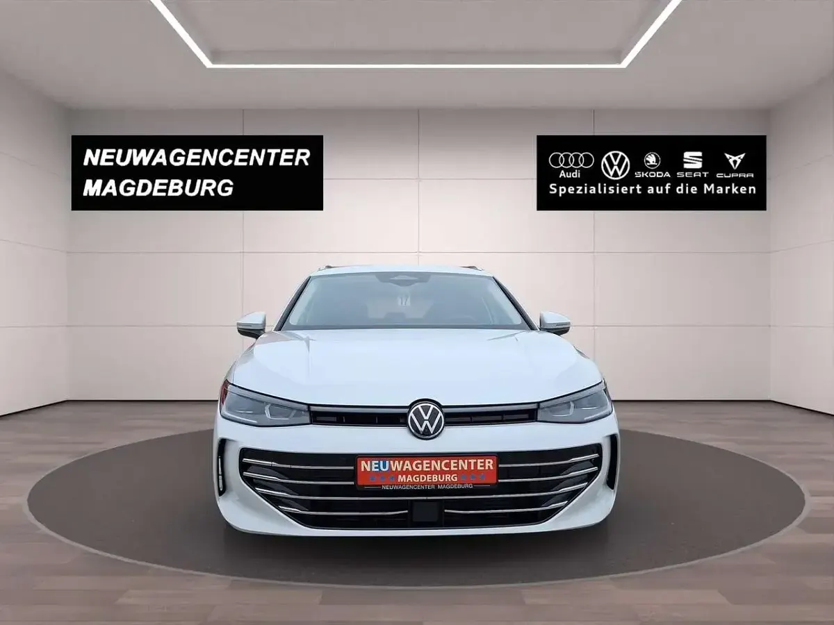 Gebraucht VW Passat Elegance 150 PS (110 kW) 2025 Oryxweiß perlmutteffekt Kombi