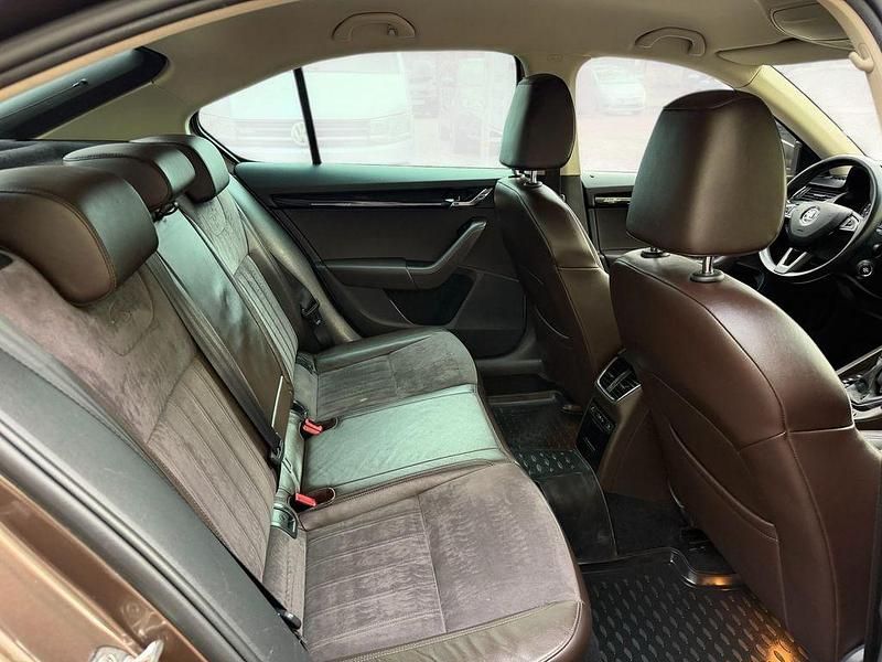 Gebraucht Skoda Octavia LAURIN & KLEMENT 184 PS (135 kW) 2018 Braun Limousine