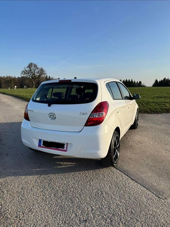 Gebraucht Hyundai i20 Edition 77 PS (56 kW) 2011 Weiß Kleinwagen