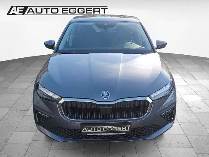 Neu Skoda Scala Essence 116 PS (85 kW) 2025 Graphitegrau metallic Kleinwagen