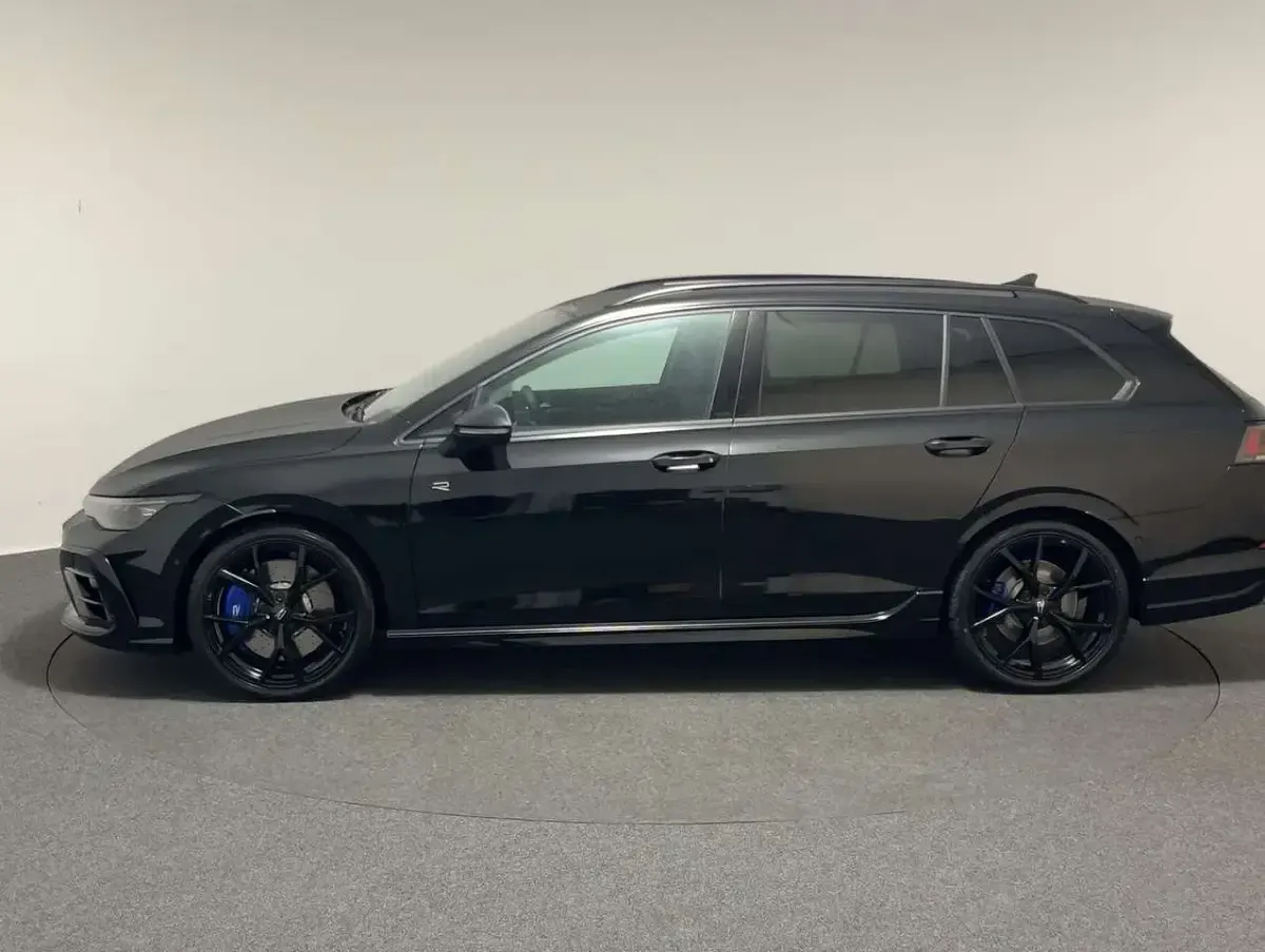 Gebraucht VW Golf VIII R 333 PS (244 kW) 2026 Grenadillschwarz metallic Kombi