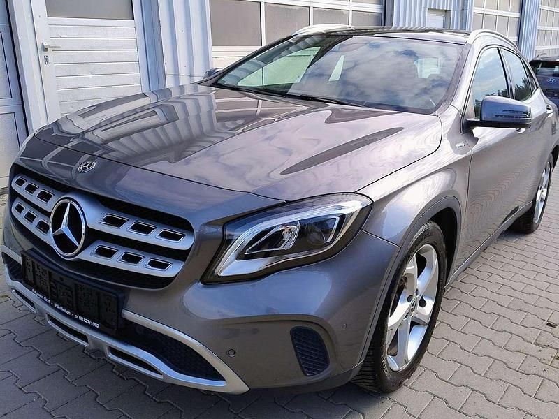 Mountaingrau met. Gebraucht 2019 Mercedes GLA200 SUV | 21.990 € (Guter Preis) - Bild 1/4