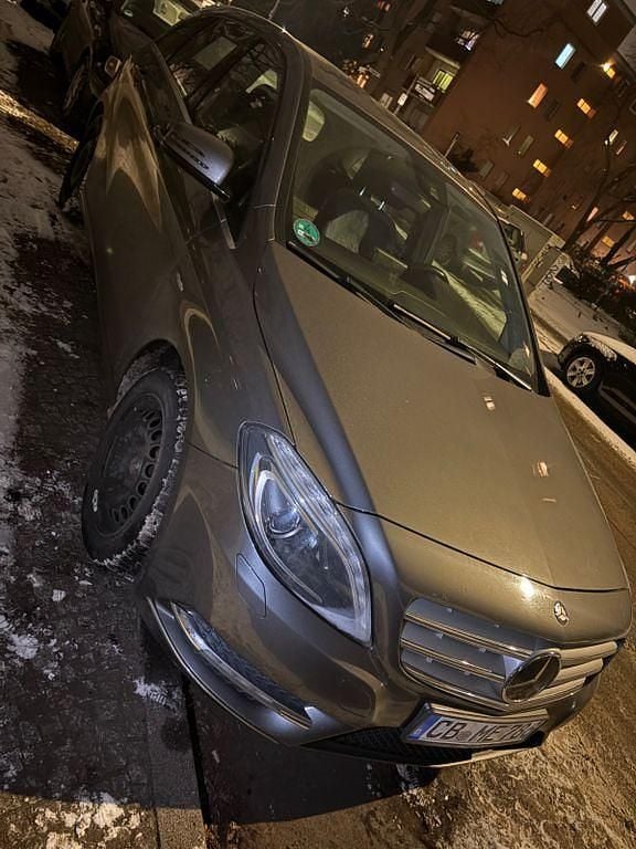 Grau Gebraucht 2011 Mercedes B200 Van / Kleinbus | 4.650 € (Guter Preis) - Bild 1/4