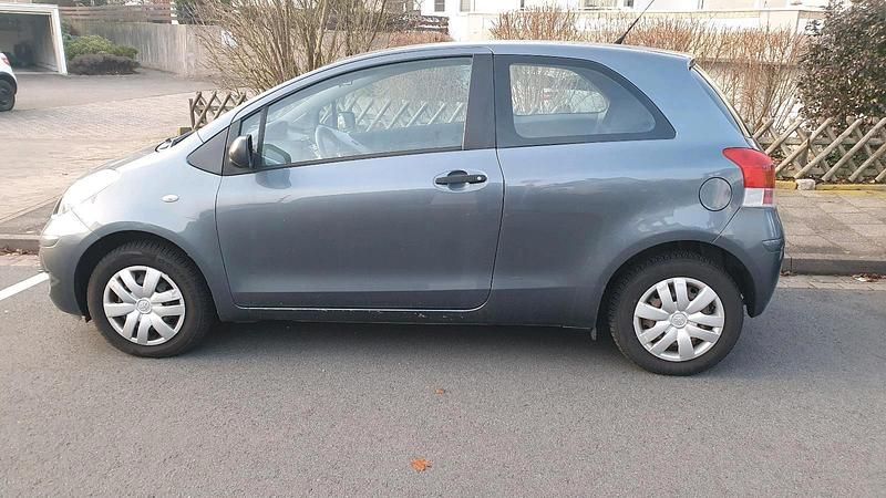 Gebraucht Toyota Yaris 69 PS (50 kW) 2009 Grau Kleinwagen