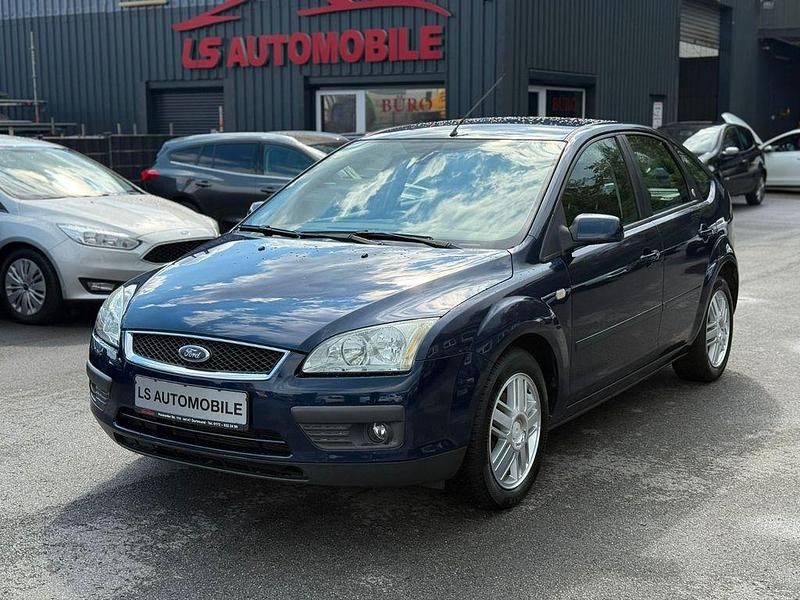 Blau Gebraucht 2006 Ford Focus Ghia Limousine | 3.950 € (Teuer) - Bild 1/4