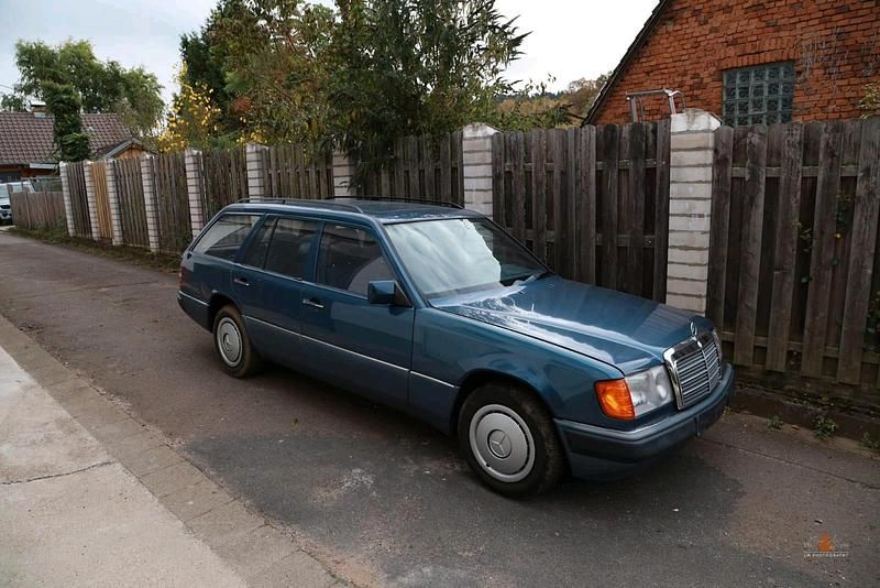 Blau Gebraucht 1992 Mercedes E250 Kombi | 5.799 € - Bild 1/4