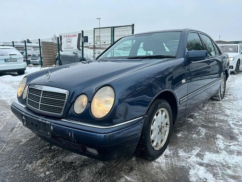 Blau Gebraucht 1996 Mercedes E230 Elegance Limousine | 2.490 € - Bild 1/4