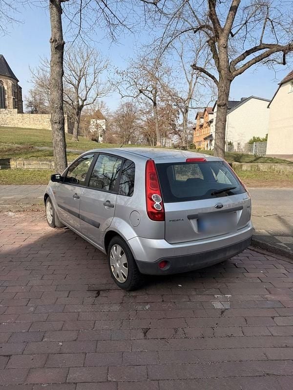 Gebraucht Ford Fiesta Trend 69 PS (50 kW) 2006 Silber Kleinwagen