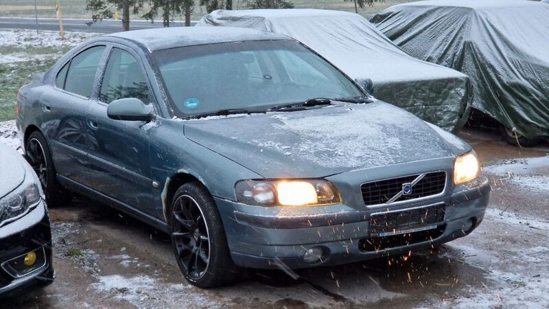 Grau Gebraucht 2001 Volvo S60 Limousine | 1.500 € (Superpreis) - Bild 1/4