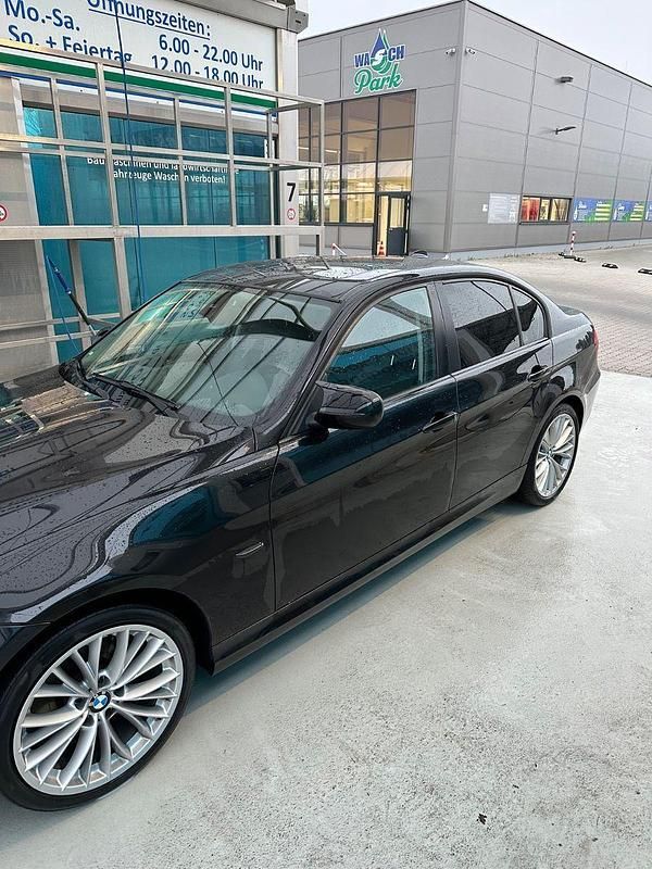 Używany BMW 320 184 KM (135 kW) 2011 Czarny Sedan/Limuzyna