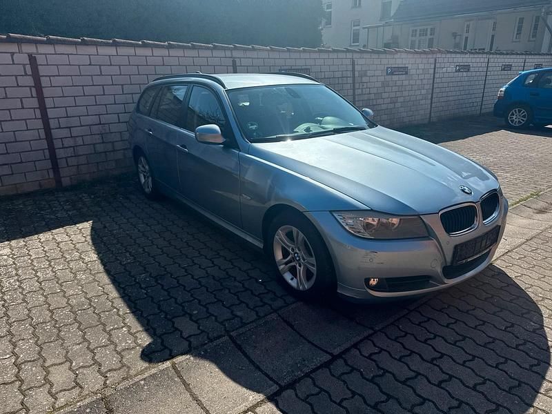 Gebraucht BMW 318 143 PS (105 kW) 2010 Blau Kombi