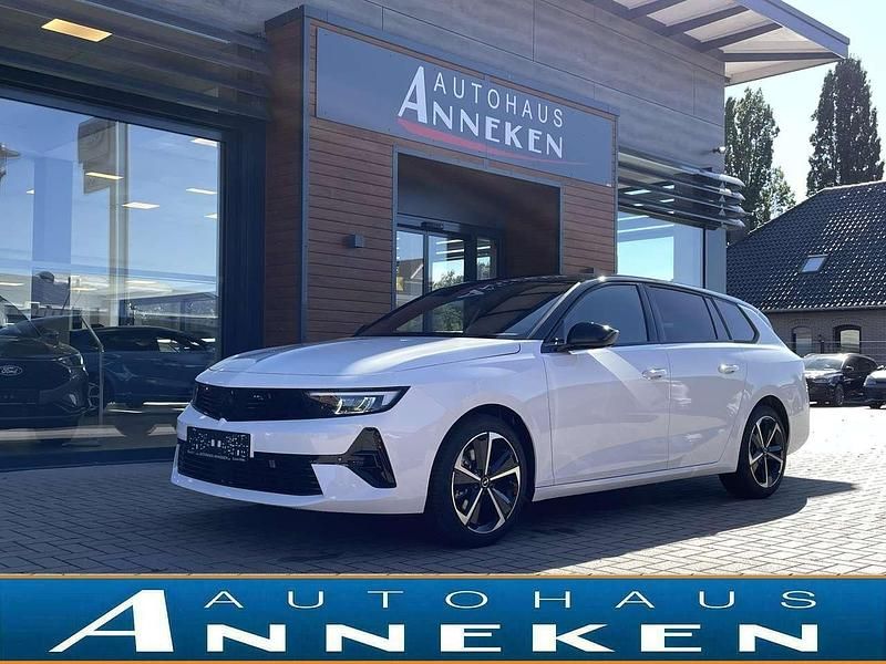 Neu Opel Astra 131 PS (96 kW) 2025 Arktis weiã / dach schwarz Kombi