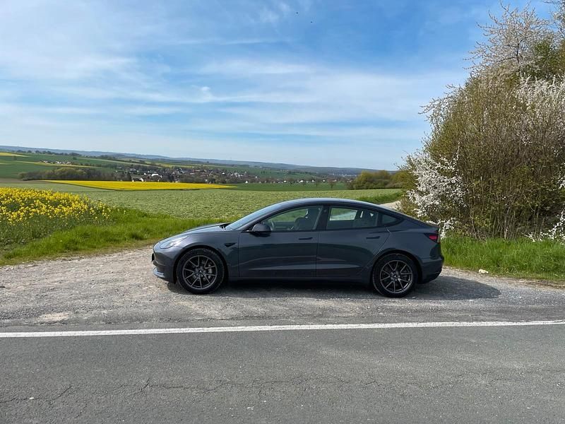 Grau Gebraucht 2022 Tesla Model 3 Limousine | 31.500 € (Fairer Preis) - Bild 1/4