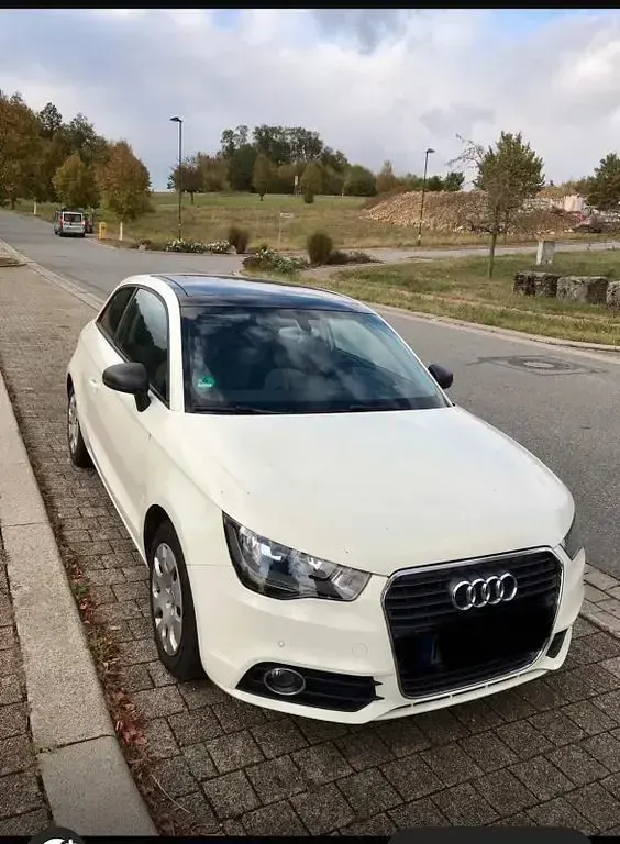 Używany Audi A1 Attraction 122 KM (89 kW) 2011 Biały Hatchback