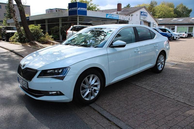 Weiß Gebraucht 2016 Skoda Superb Style Limousine | 12.499 € (Fairer Preis) - Bild 1/4
