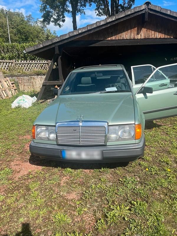 Grün Gebraucht 1987 Mercedes E230 Limousine | 7.000 € - Bild 1/4