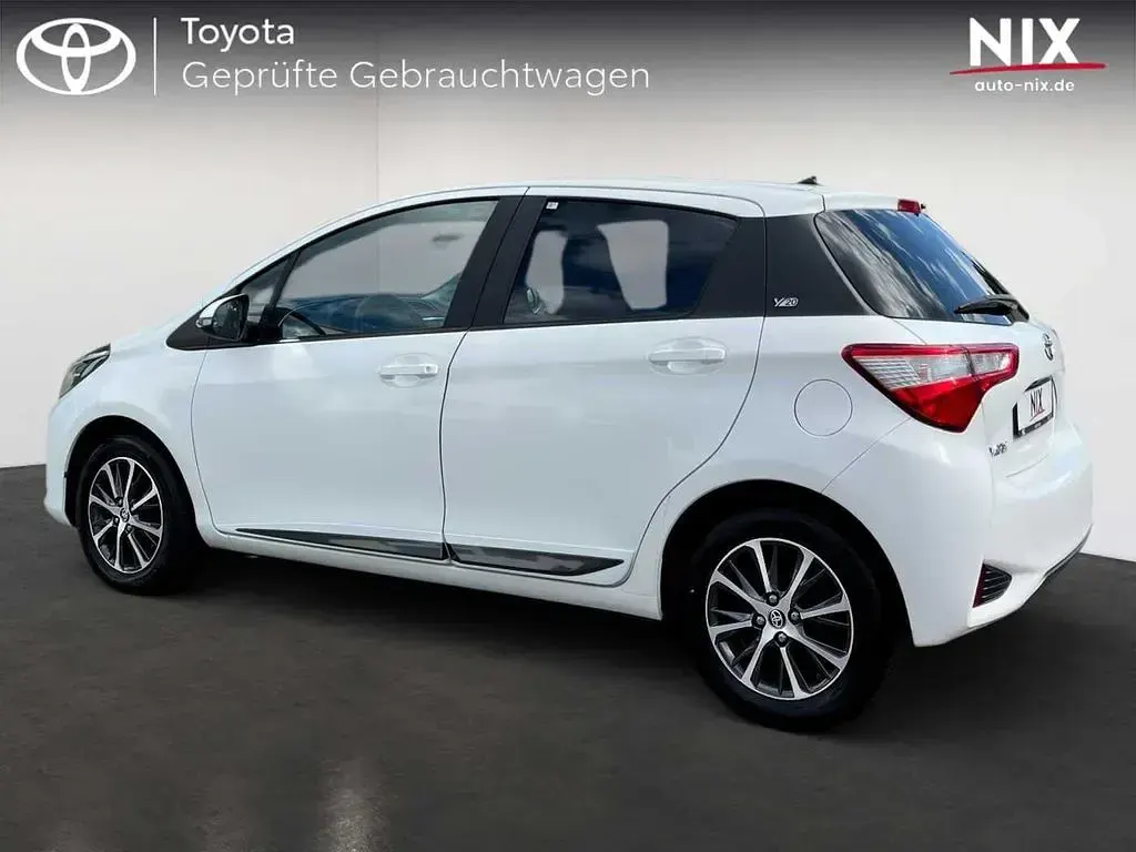 Gebraucht Toyota Yaris Basis 111 PS (81 kW) 2019 Schneeweiß Limousine